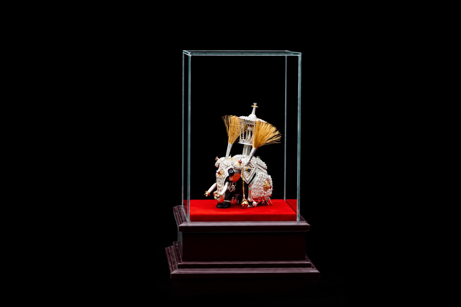 ( V-i052 ) Silver Elephant (Small) with Luxury Wooden Display Box